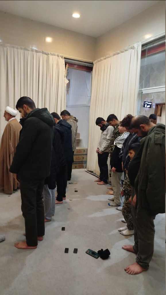 اقامه نماز مغرب عشاء در توقف گاه میان راهی - نیشابور